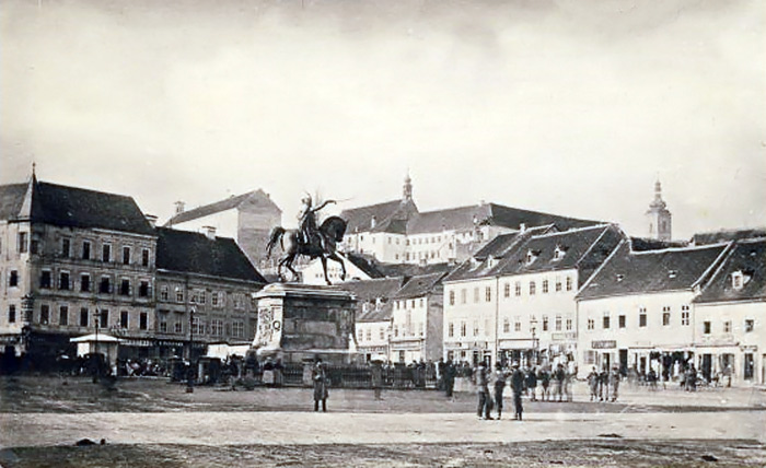 Trg bana Jelačića 1880. godine. Palača Stanković prva je trokatnica na Trgu